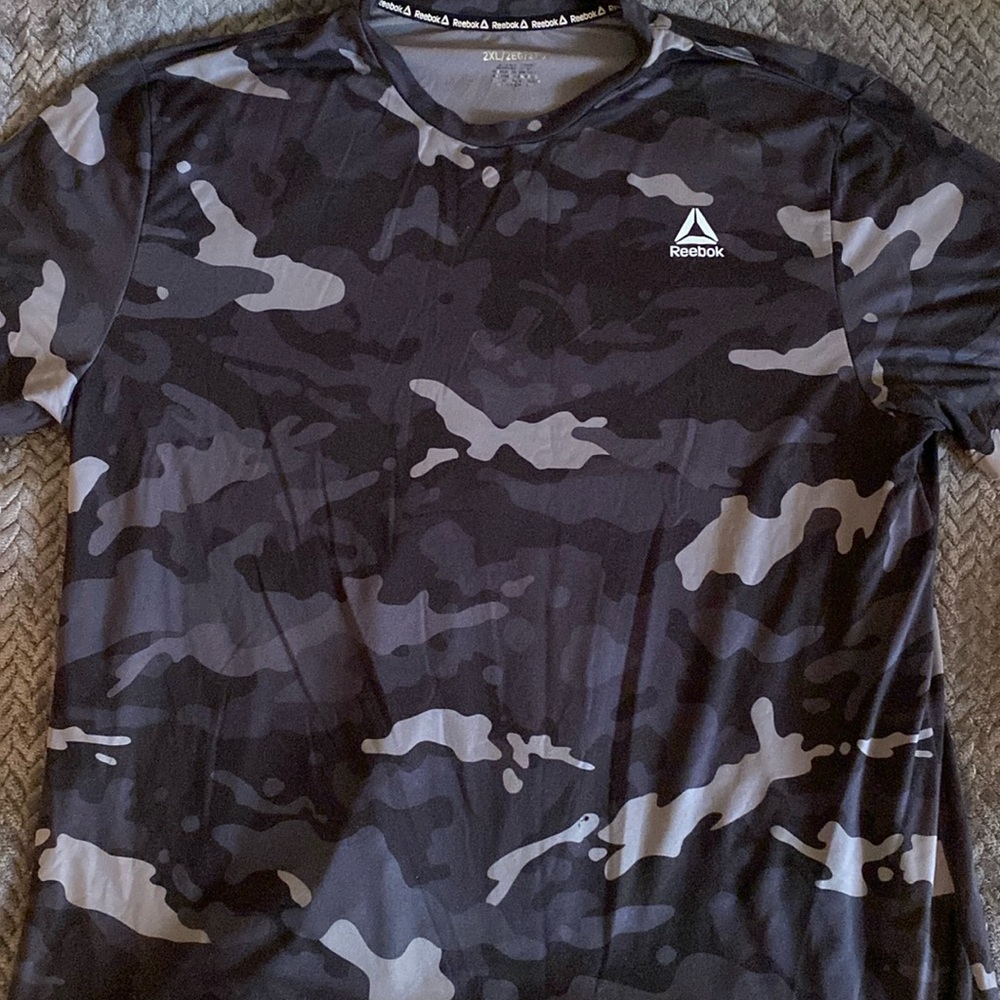Gray and black Reebok shirt size 2X large sweatshirt material